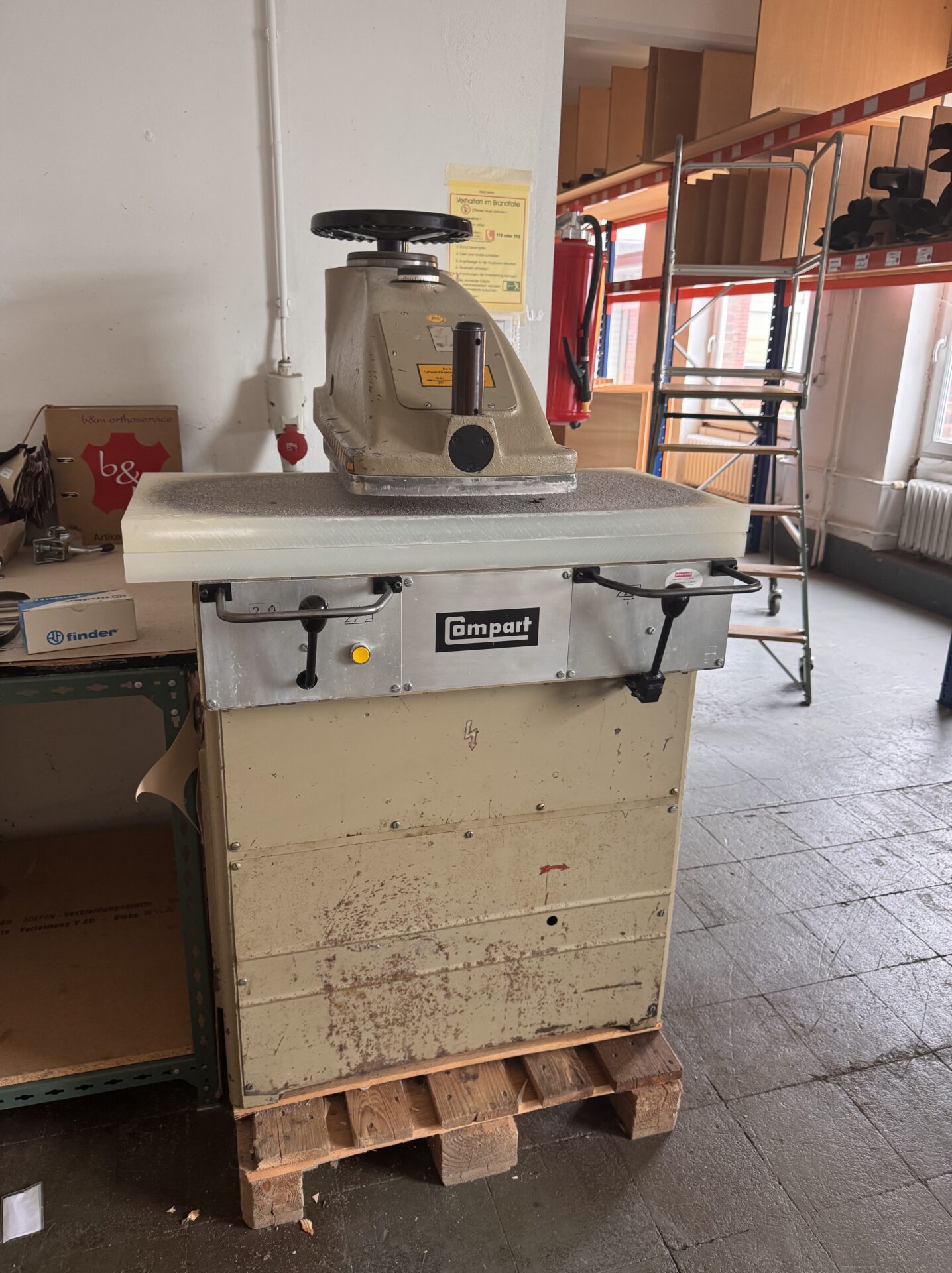 Hydraulische Schwenkarm-Stanzmaschine