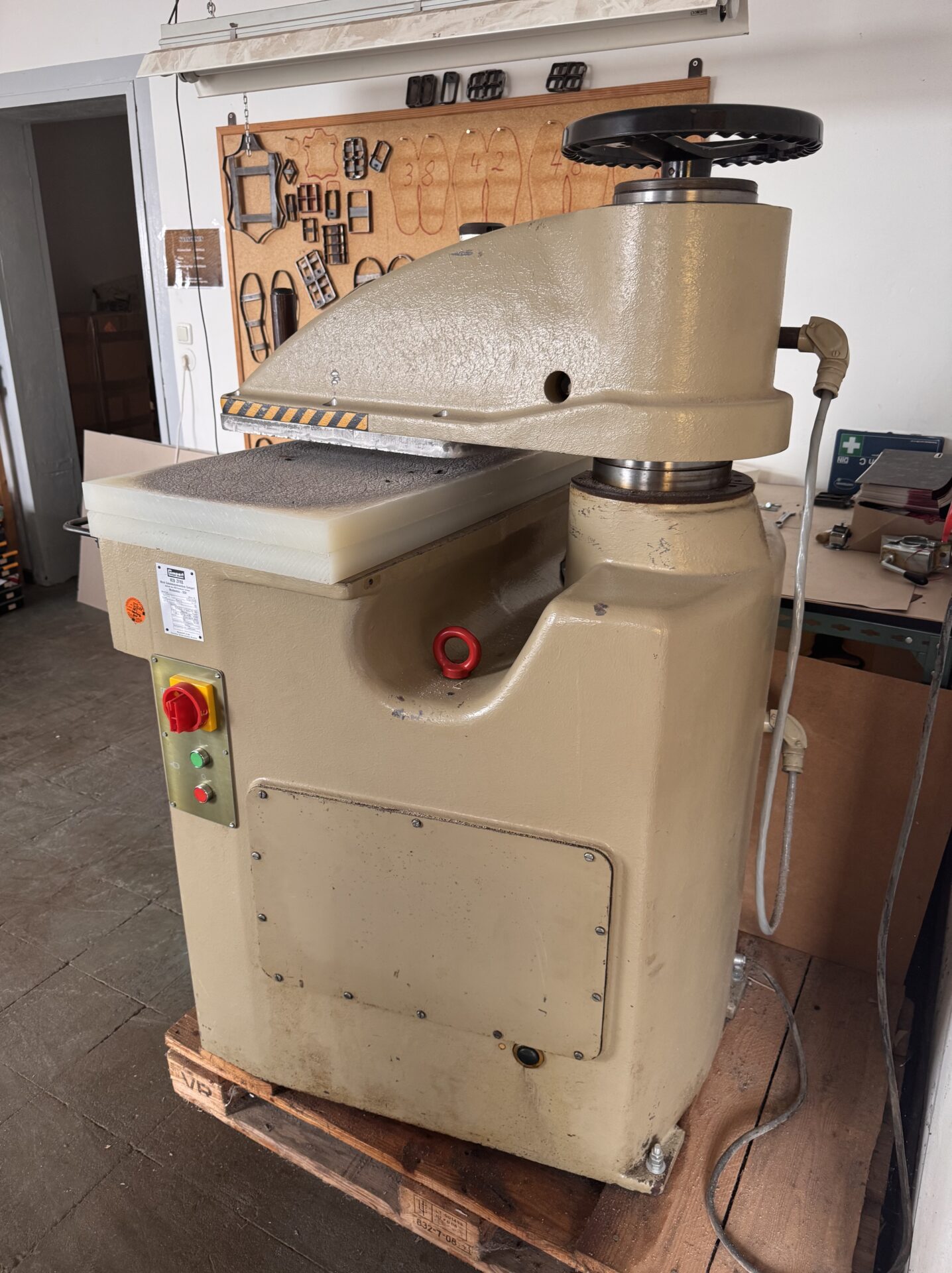 Hydraulische Schwenkarm-Stanzmaschine – Bild 3